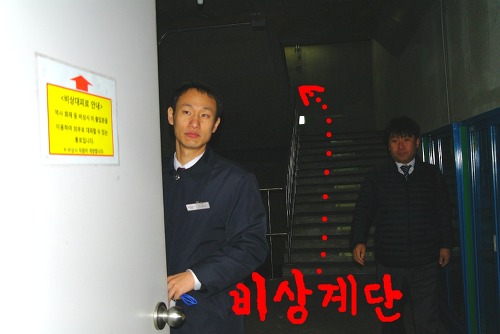승강장 양끝에 비상계단으로 된 탈출구가 있어요
